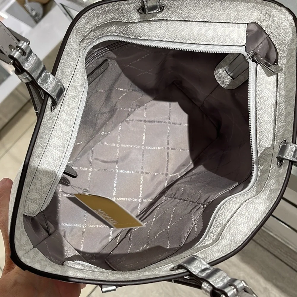 MICHAEL KORS OUTLET
Jet Set Medium Logo Pocket Tote Bag
Optic White/Silver 
NWT - Picture 6 of 16